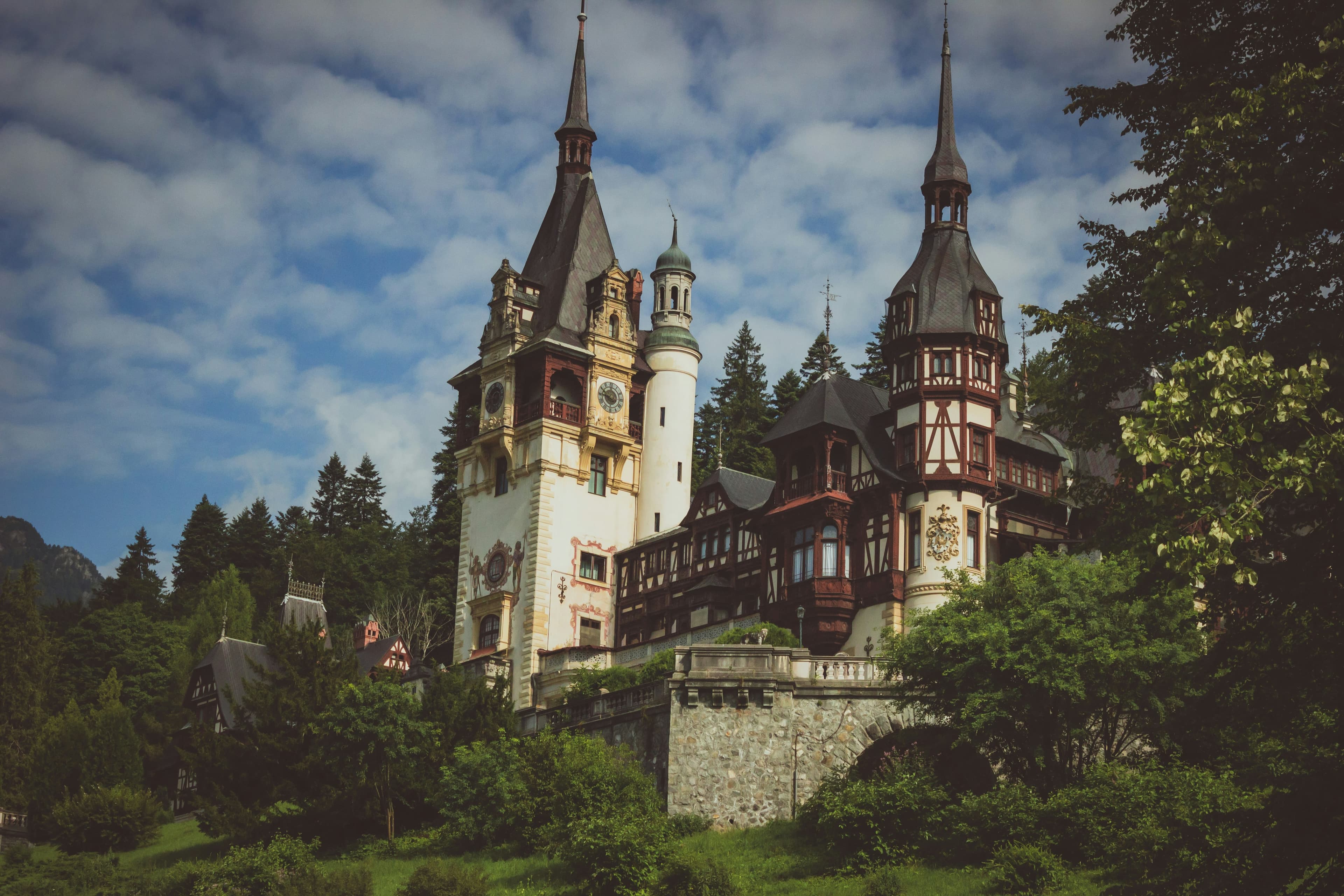 Private Bran, Peleș Castles, and Brașov City Tours